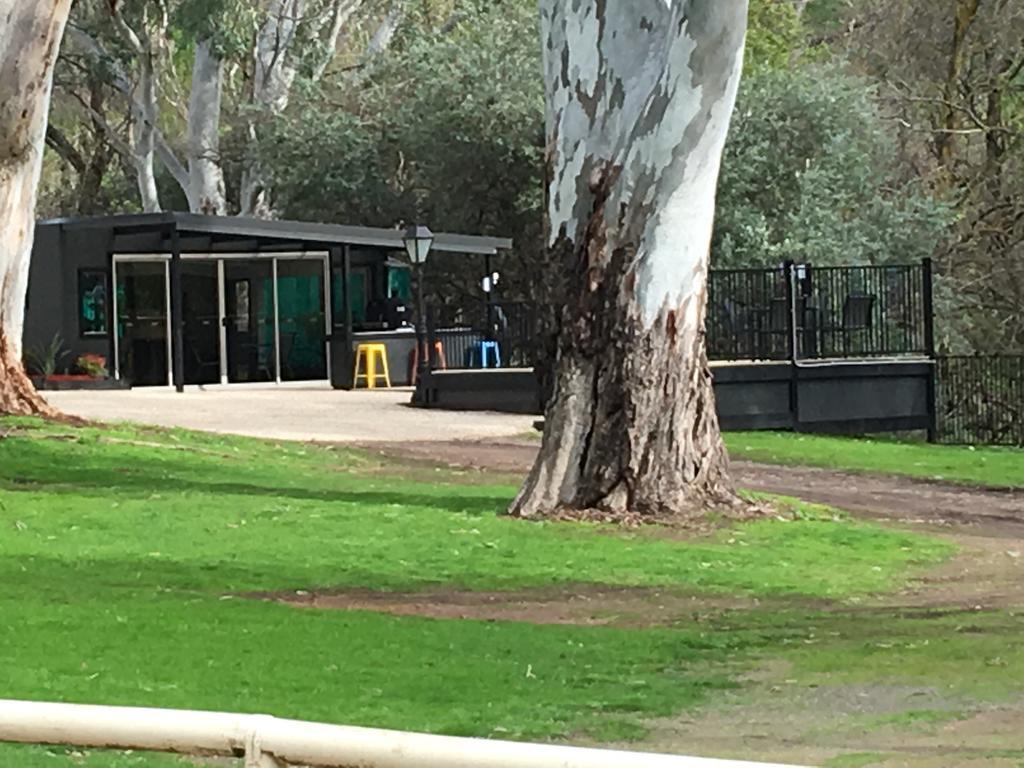 Отель Adelaide Brownhill Creek Tourist Park Экстерьер фото