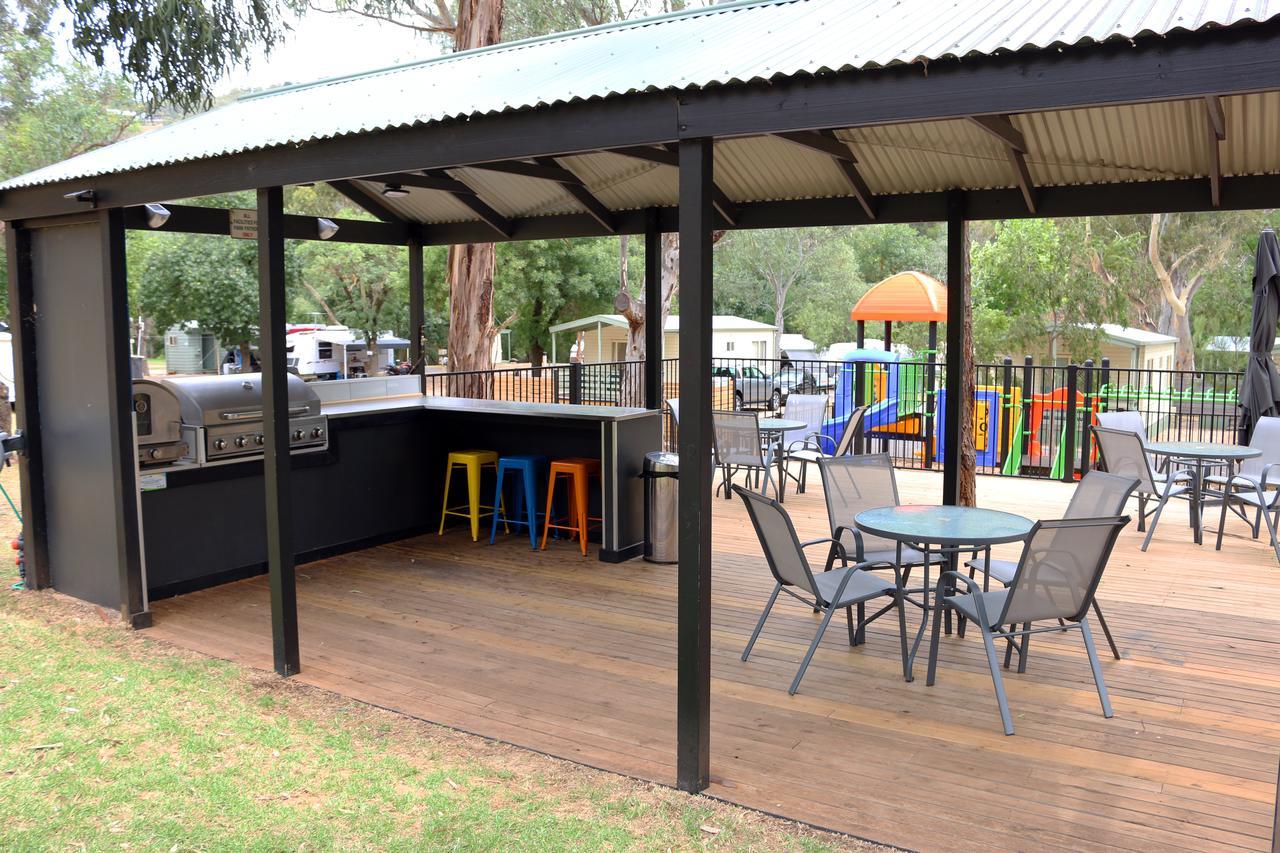 Отель Adelaide Brownhill Creek Tourist Park Экстерьер фото